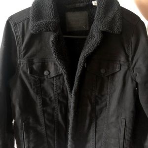 Levi’s black denim jacket shearling lining.